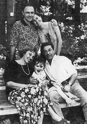 <a class=light href="/actor.aspx?id=362">Андрей Миронов</a> заплатил Кваше за водку