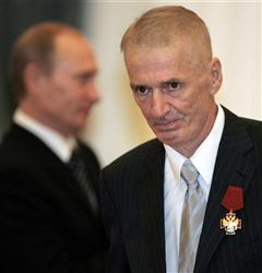 Еще один материал о смерти Александра Абдулова. Сегодня его похоронили на Ваганьковском кладбище.